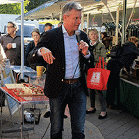 Yinson Rodriguez im Gespräch mit dem Oberbürgermeister von Recklinghausen
