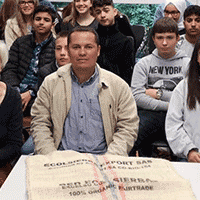 Yinson Rodriguez spricht vor Schülerinnen und Schülern der Hauptschule Welheim in Bottrop.