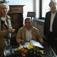 Yinson Rodriguez trägt sich in das goldene Buch der Stadt Duisburg ein.