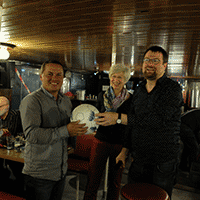 Yinson Rodriguez wird von Markus Heißler verabschiedet.