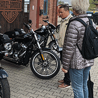 Yinson Rodriguez und Stefanie Hoppe bewundern Motorräder in Köln